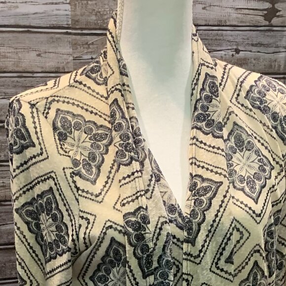 CHARLOTTE RUSSE Light Weight Cardigan Wrap - Picture 3 of 6